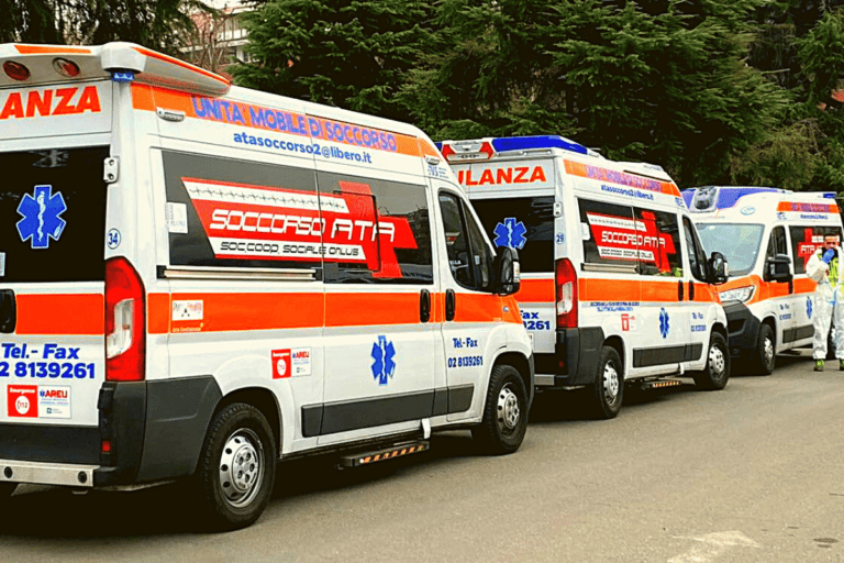 Più Ambulanze parcheggiate di Coop ATA Soccorso Milano